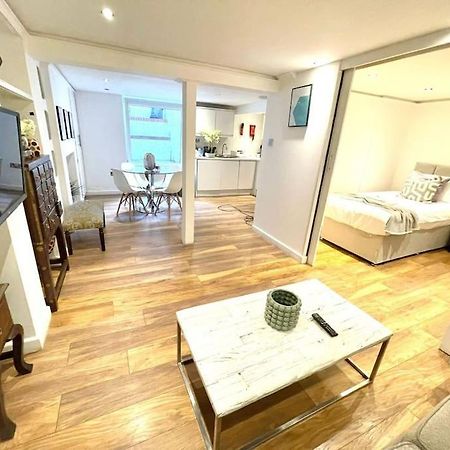 Historical Building / Cozy Basement Apt / Central CBG Extérieur photo