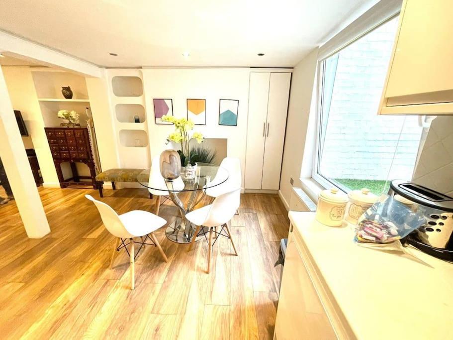 Historical Building / Cozy Basement Apt / Central CBG Extérieur photo