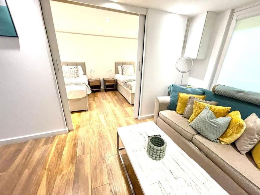 Historical Building / Cozy Basement Apt / Central CBG Extérieur photo