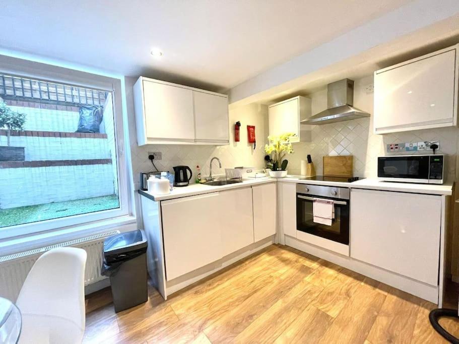 Historical Building / Cozy Basement Apt / Central CBG Extérieur photo