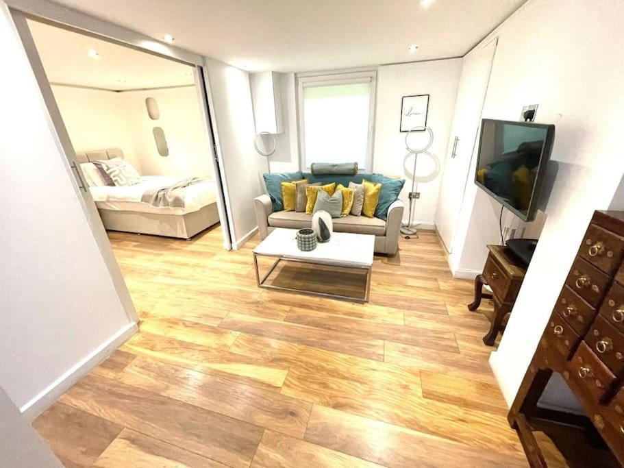 Historical Building / Cozy Basement Apt / Central CBG Extérieur photo
