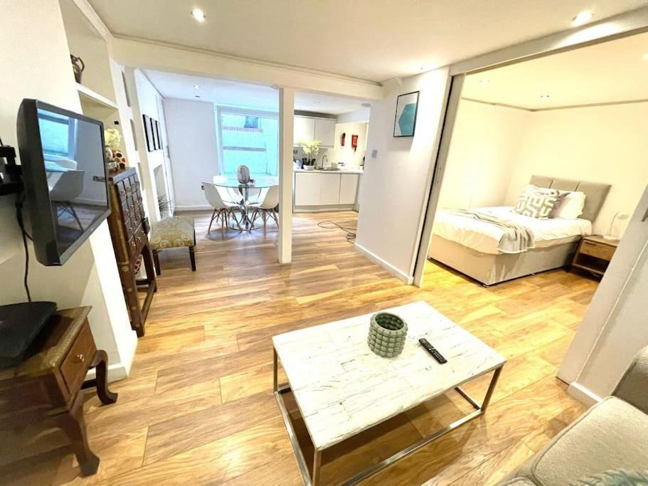 Historical Building / Cozy Basement Apt / Central CBG Extérieur photo